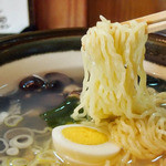 Ganso Shijimi Ramen Wakayama Hirosaki Ten - もちもちした中太縮れ麺