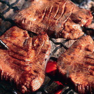 Enjoy Toshihisa's special beef tongue, grilled all at once over charcoal.