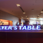 Flyers Table - 奥がダイニング・ルーム