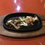 海鮮一暴飲暴食 - 一部の足が行方不明なイカ一匹鉄板焼き