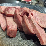 炭火焼肉のぐ - 厚切り塩タン