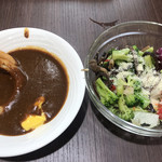 TKP Cafe & Banquet Nippori Ekimae - 朝食ビュッフェ１２００円。カレーとサラダ。トマトにも味付けがされています。サラダは、ポテト、春雨、人参ラペ、ブロッコリーマリネと４種類もあります( ◠‿◠ )