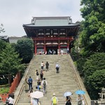 鎌倉山下飯店 - 鶴岡八幡宮です。平日なのにそれなりの人並み