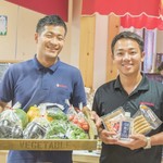 Cafe Scuola - 1階マルシェには新鮮野菜とお土産が