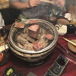 炭火焼肉ホルモン酒場 仙次郎 - 塊肉を焼いてるところ