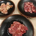 Sumibi Yakiniku Kinkaro Ichijo Ten - 生ラム（下）めがね（右）　鶏カルビ（左）