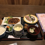 食楽漁師村 - ランチ
チキンカツ、刺身、茶碗蒸し、お吸い物、薩摩あげ
お新香