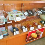 Shuseido - 饅頭などの和菓子が並べられています