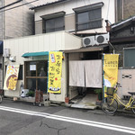 Souzai Saryou Omama - 外観　左手はオカズを売っている店
                        右手の暖簾の奥から入って行きます。