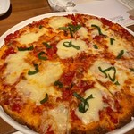 California Pizza Kitchen Razona Kawasaki Ten - マルゲリータ　生地がサクサクカリカリでおすすめ