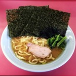 家系ラーメン 沼津家 - ラーメン700円麺硬め油多め。