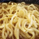 家系ラーメン 沼津家 - 酒井の中太麺はコシがあります。