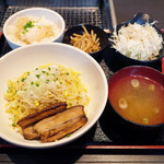 Umaimon Aburi Dojo - 自家製エビ油のえびまぜそば(780円)+ミニ温玉丼(150円)