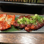 焼肉 ホルモン ハラミ屋 - (左)和牛上ロース 1,380円、(右)ハラミ屋名物 ダイヤモンドハラミ 1,600円