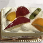 シャトレーゼ - ☆フルーツぎっしりショートケーキ￥270(8%税込…元値￥250) お値段が リーズナブルで  今までになく スポンジ生地が しっとり& キメも細かく goodでした♪