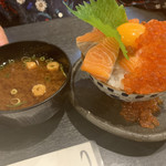 Yutaro Zushi - 厚切りサーモンといくらこぼれ丼 1,800円。いくらの量がすごい。