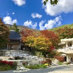 久保田一竹美術館 - 前庭から見た本館と新館