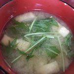 Tonko - 豆腐と玉ねぎと油揚げのお味噌汁に水菜が散らされていました