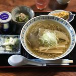 手打ちそば 趣味の店 - 手打ちラーメン　¥700