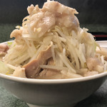 Ramen Jiro Shinjuku Kotakibashi Dori Ten - ぶた入り（側面）美しいｗ