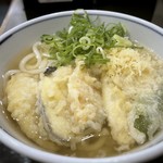 Yari Udon Fukuoka Ten - ◆こんな感じで・・ 天ぷらは揚げ置きで「茄子」「ごぼう」「ピーマン」「カボチャ」「薩摩芋」など。 お出しのきいた汁がいい味わいですし、天かすを入れると旨みが増します。