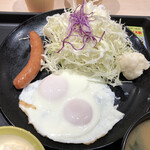 Matsu no Ya Handa Ten - メインのソーセージにWの目玉焼きに野菜サラダにポテサラ。