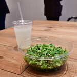 CRISP SALAD WORKS Aoyama Ten - [手前]カスタムサラダ@997円│[奥]自家製レモネード@450円