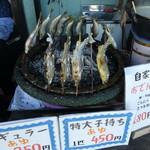 ちぐら - 店頭で焼かれてい焼き鮎