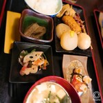 じゃがいも 河野 - お料理皿4皿に、ご飯・味噌汁・オツケモノ！
            お値段はおそらくその日のメインに寄るんだと思う。
            今回はこの盛り沢山定食で￥1200～1300ぐらい(^^ゞ
            (ドリンク頼んだので詳細不明)