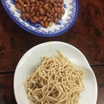 Sichuan Dining Boushokuro - アテに出て来たのが、塩の効いたピーナッツと妙な麺？
                        
                        恐る恐る食べたらこれが美味い！
                        
                        干した豆腐を切って麺にしたモノらしい。
                        
                        味付けは塩と油かなぁ？？？
                        
                        
                        
                        