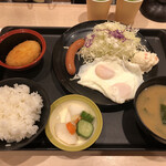 Matsu no Ya Handa Ten - ソーセージエッグ定食400円に選べる小鉢にはコロッケ。