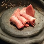 Wagyu Yakiniku Midouen Hanare - トロタン塩焼き 2180円  厚切り、薄切りのハーフ  旨いね