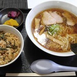 Ichifuku - ラーメン(醤油)と鮭めし　