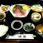 味義 - 日替わりのハマチ造り定食（900円）。ハマチは新鮮で美味しかったです。他は全て薄味でした