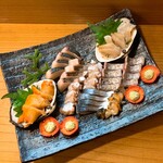 Kozakana Ryori Tomisuke - 写真左から赤貝、鰆のたたき、たこ、しめ鯖、サザエ、太刀魚の焼き霜造り、みる貝の豪華7点盛り合わせになります❣️(o^^o)