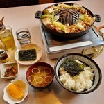 ホルモン幸楽 - 出来上がる前にご飯と味噌汁来ます、えぇ味噌汁ぶちまけました、ワタクシのミスです、丁寧に取り替えて貰い、韓国海苔も再度頂きました、ありがとうございます( ﾉ;_ _)ﾉ