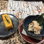 Nemuro Hanamaru Kitte Marunochi Ten - 玉子焼き１３０円、さんまの飯寿司４２０円。飯寿司は、酢締めのさんまと発酵したお米を和えたものです。お酒に合う味わいです（╹◡╹）