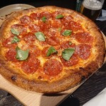 Wolfgang Puck PIZZA BAR Area Hinagawa Ten - ペパロニのピザ