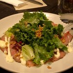 WOLFGANG PUCK PIZZA BAR Akasaka Aakuhiruzu Ten - ローストビーフのシーザーサラダ