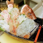 Seafood Dining Tsuki no Usagi - 2019年12月、刺し盛りの器が船盛になりました！