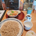 Hoju - ★★★★十割そば 1000円 ミニカツ丼 700円 蕎麦をしっかり感じられるしミニどんぶりが嬉しい。蕎麦屋なのにジャズが流れてるのもオシャレ。