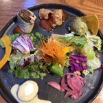 LAS DOS CARAS MODERN MEXICANO Y TACOS - 【HOLIDAY LUNCH】1,500円のサラダと前菜盛り合わせが合体して出てきた