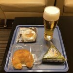 KAL Lounge Kansai Kuko - ビール1杯め＆アテ♪