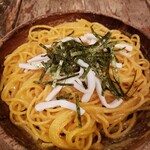 Spaghetti Nokishita - うにとタラコとイカ。卓上には胡椒とタバスコがおいてあります。