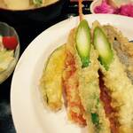 Tempura Daikichi Howaiti Umeda Ten - 野菜盛り盛りでお得。