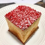 Patisserie Cacao et Paris - 季節限定：シューキューブ　フレーズ　480円（イチゴ入りカスタードクリームのシュー）