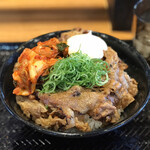 カルビ丼とスン豆腐専門店 韓丼 - キムチカルビ丼大盛　¥890