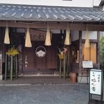 Rikyu Baishin An - 一見したところ呉服屋さんにしか見えませんが、写真右手、お店の横の奥にお店はあります。