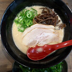 Osakajo Tonkotsu Ramen Hidezamurai - 豚骨ラーメン（¥790）プラス ネギ（¥100）