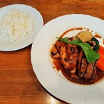 Utage - 本日のお肉メインは豚・牛・チキンのミックスグリルソースドミ、ライスはやや柔らかめ